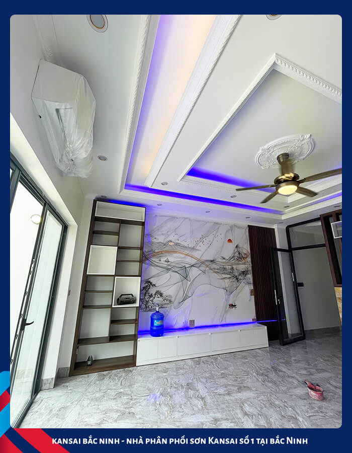 Phòng khách tầng 2 - thiết kế kệ gỗ hiện đại, tiện nghi, sơn màu trắng sang trọng